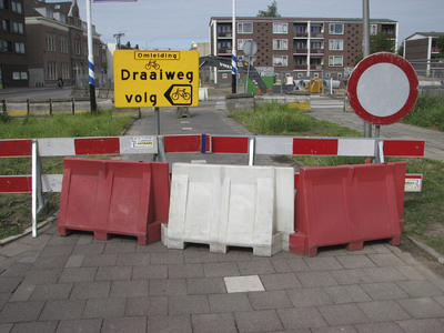 907656 Afbeelding van de afsluiting van het fietspad langs de Draaiweg te Utrecht naar aanleiding van de aanleg van het ...